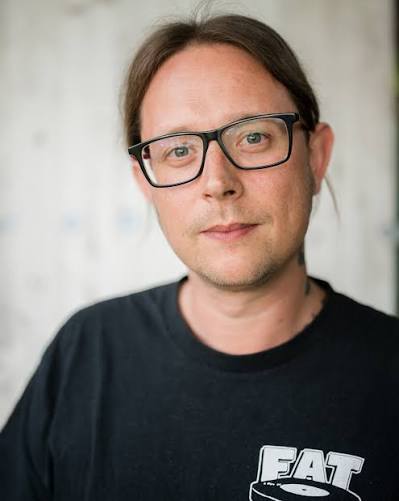 Porträt von Sebastian „Wastel“ Kauz mit schwarzer Brille und schwarzem T-Shirt
